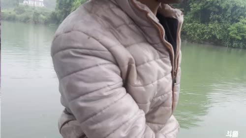 河道寻找迷失的地笼。 2017-04-26 11点场