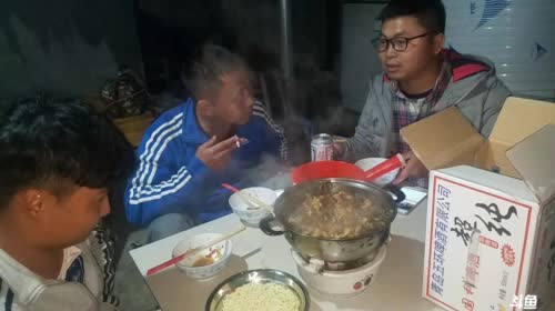 寻找宵夜食材：龙虾鳝鱼。 2017-05-07 22点场