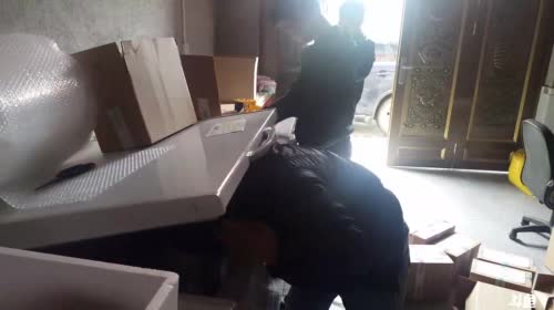 给中奖水友打包特产。 2017-04-27 09点场