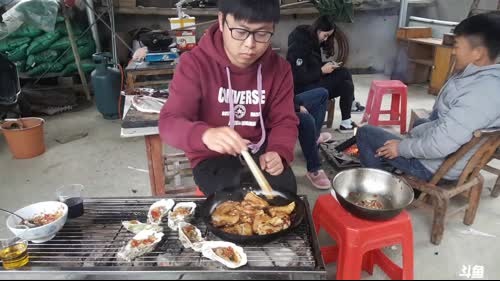 下雨天，在家烧烧烤玩玩游戏。 2017-03-17 16点场