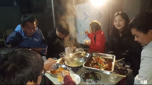 下雨天，在家烧烧烤玩玩游戏。 2017-03-17 18点场