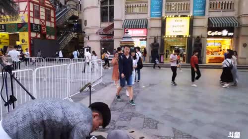 张狗熊工作室，武汉光谷街头嗨了 2017-05-05 18点场
