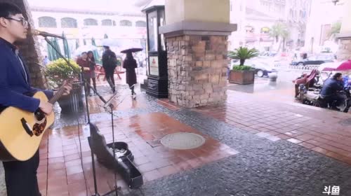 武汉光谷街头，风雨无阻 2017-04-09 14点场
