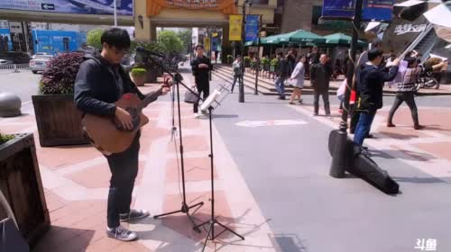 武汉光谷街头弹唱表演，夏天来了 2017-04-13 10点场