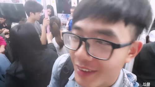 做客武汉楚天音乐广播107.8。搞完去光谷 2017-04-22 16点场