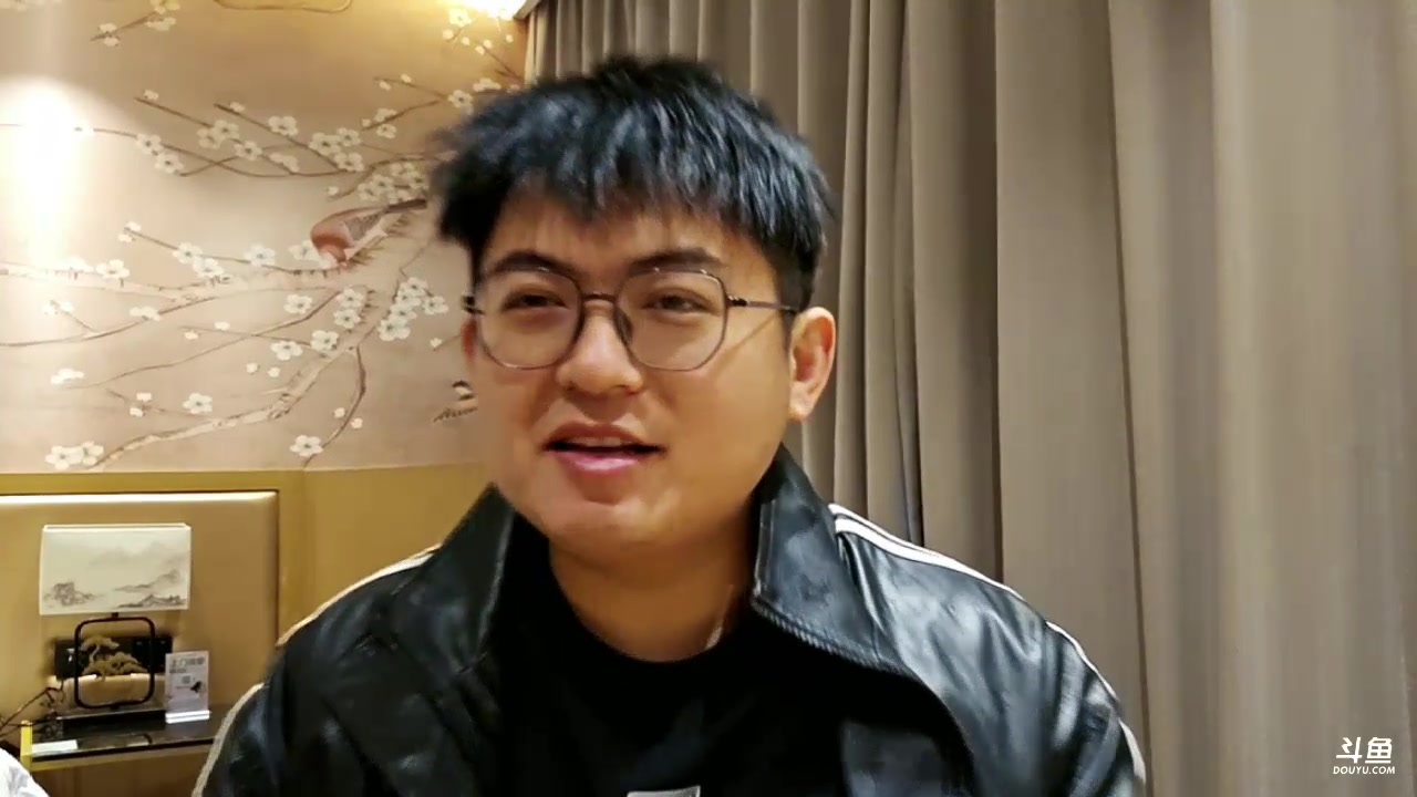 我在斗鱼看火力堂主直播户外