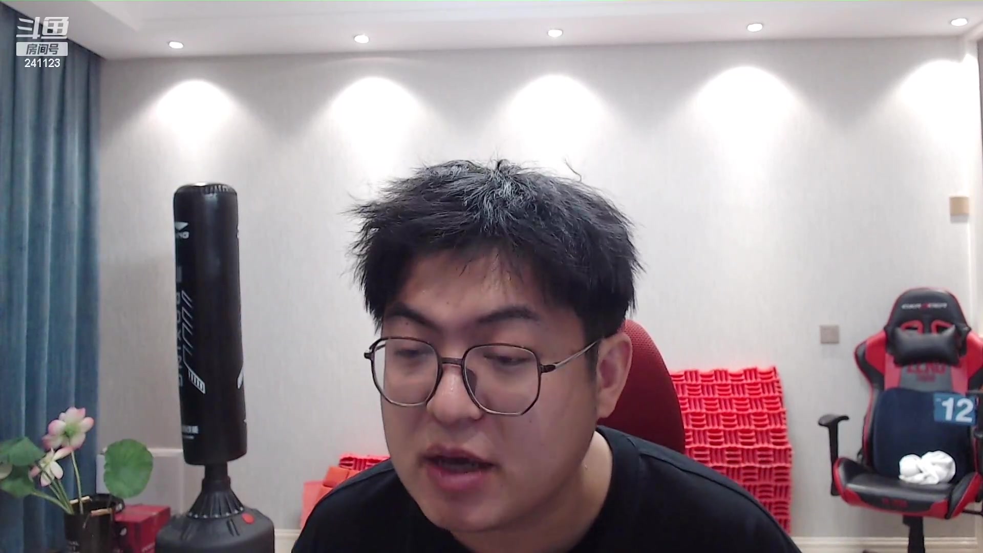 我在斗鱼看火力堂主直播户外