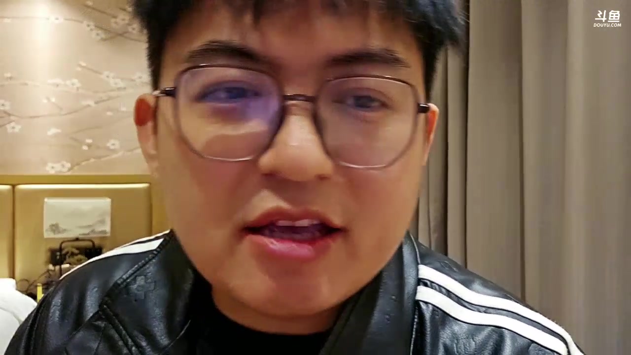 我在斗鱼看火力堂主直播户外